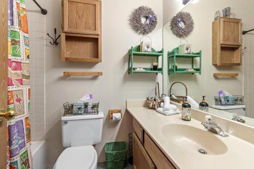 Un baño con lavabo, inodoro y espejo. en 114 Crystal Run #2, en Bronx