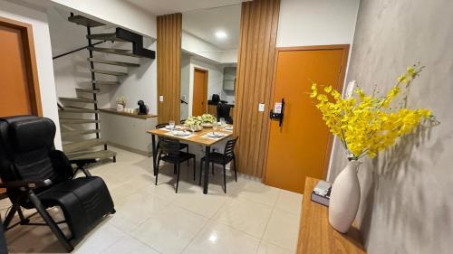 アナポリスにある401-2 · Duplex Confort 401-2のダイニングルーム(テーブル、椅子、階段付)
