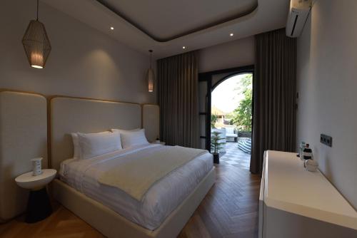 a bedroom with a bed and a balcony at ridgevillabali in Kerobokan