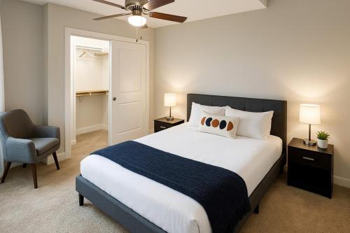 Postel nebo postele na pokoji v ubytování Downtown Sq Stadium, Casino, Rock Hall, Clinic