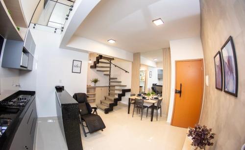 Una cocina y una sala de estar con mesa y sillas. en 407-2 · Duplex P/ 3 Pessoas Próx. UniEva, en Anápolis