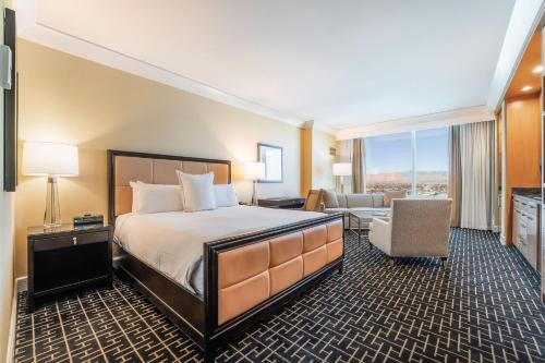 Una cama o camas en una habitación de Five Star Trump Hotel No Resort and Cleaning Fees