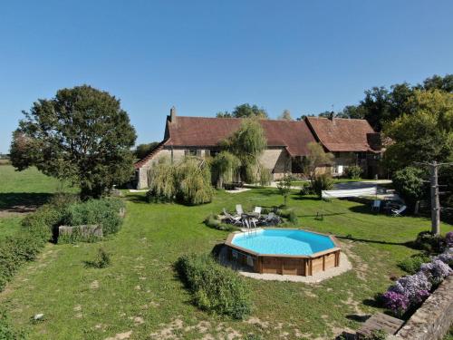 Piscina a La Chavoche gîte o a prop