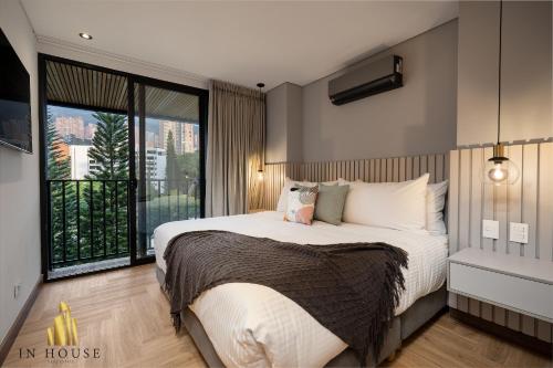 Giường trong phòng chung tại Morph 902 - Luxury Apt in Poblado with Balcony