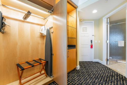 Un baño de Five Star Trump Hotel No Resort and Cleaning Fees