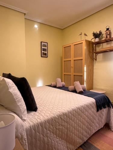 a bedroom with a large bed in a room at Casa de pueblo con merendero y chimenea. in Viguera