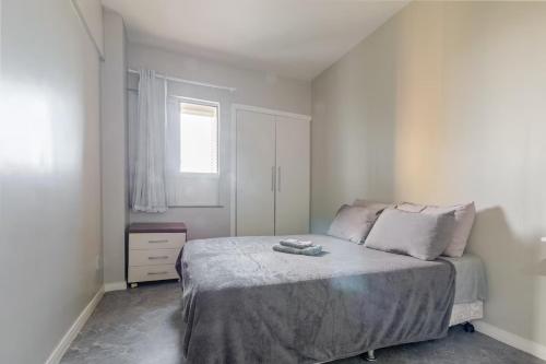 een slaapkamer met een bed en een raam bij Lindo Vista Mar, Praia do Buracão - Rio Vermelho in Salvador