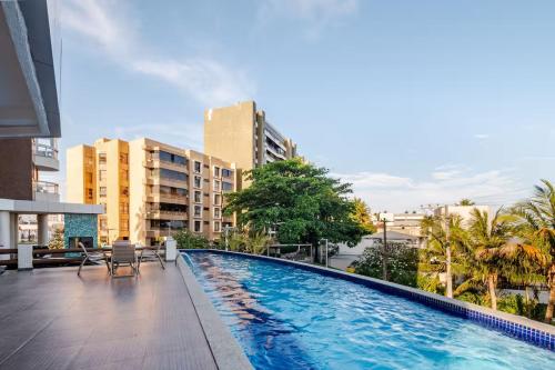 una piscina en la azotea de un edificio en Lindo vista mar na Praia do Buracão - Rio Vermelho, en Salvador