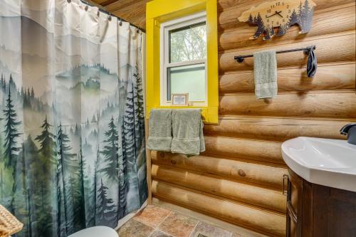 Et badeværelse på Soak in Hot Tub, Explore Outdoors Cleveland Cabin