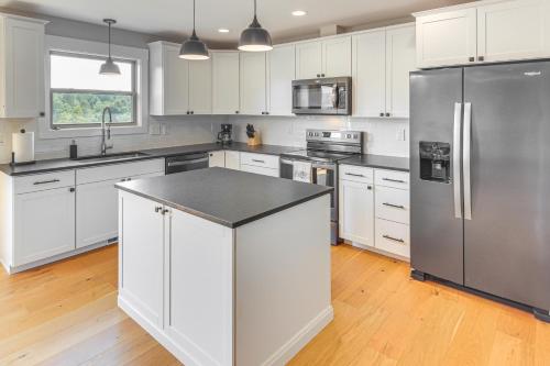 Dapur atau dapur kecil di 5 Mi to Dtwn, Stunning Views Weaverville Retreat!