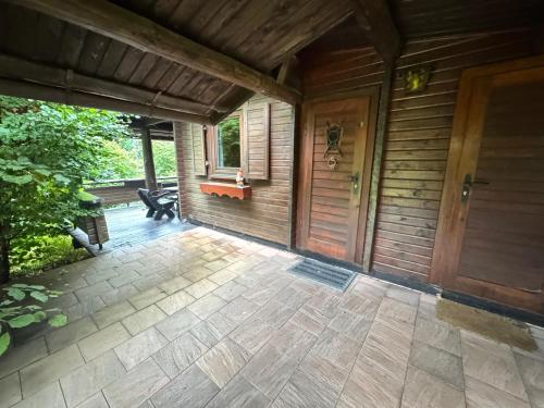 ブラウンラーゲにあるBlockhaus - Die Zwergenbaude -の木製のドアが付いた家のポーチ