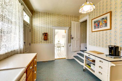 2 Mi to River Historic Clarkston Home with Views!にあるキッチンまたは簡易キッチン