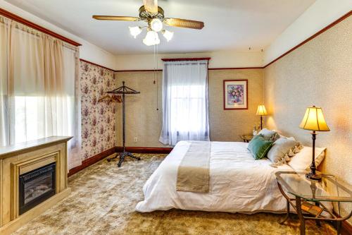 2 Mi to River Historic Clarkston Home with Views!にあるベッド