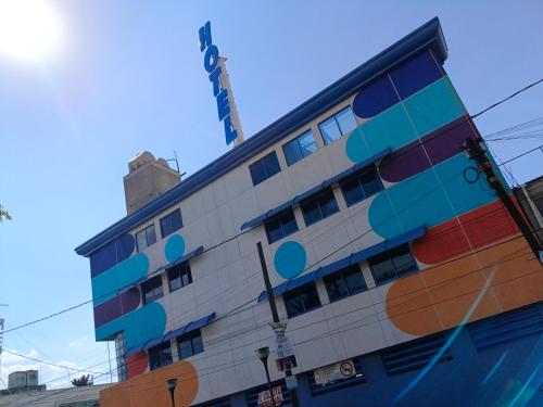 ein Gebäude mit einem Wandgemälde an der Seite in der Unterkunft Hotel Puerto Angel in Ciudad Nezahualcóyotl