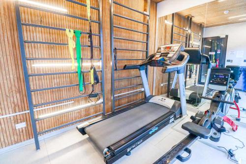 a gym with two treadmills and a treadmill at HOM I 2D2B Parking, piscina temperada y gimnasio in Puerto Varas