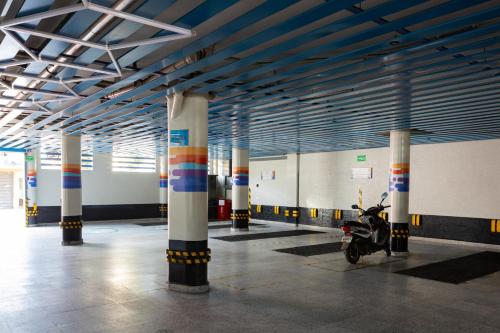 ein Parkhaus mit einem Roller in der Mitte geparkt in der Unterkunft Hotel Puerto Angel in Ciudad Nezahualcóyotl