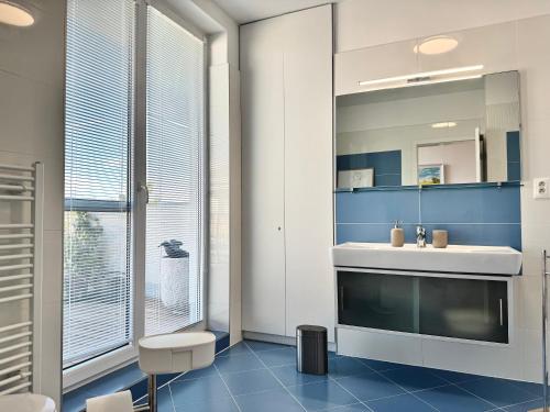 Ένα μπάνιο στο Maisonette Apartment with Terrace