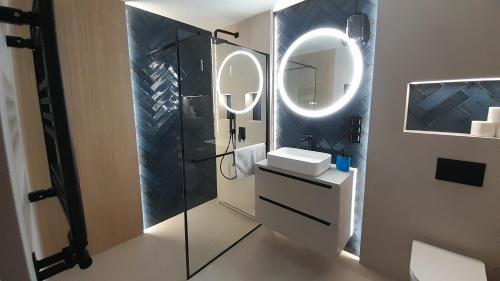 a bathroom with a sink and a mirror at Apartament Centrum in Nowy Targ