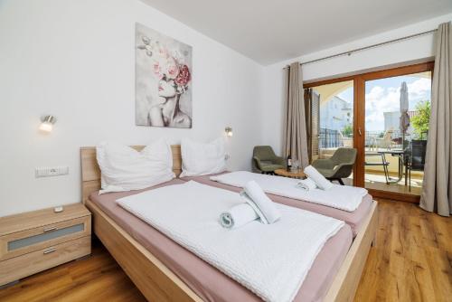 En eller flere senge i et værelse på Apartments Villa Ivka