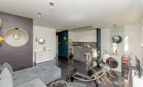 Apartment Black star