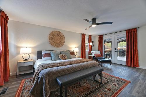 una camera da letto con un letto e un ventilatore a soffitto di Manor Hill Haven Hot Tub & Accessible Features a Medford