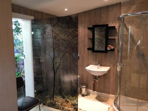 un baño con ducha y lavabo en Gordons Guesthouse, en Ciudad del Cabo