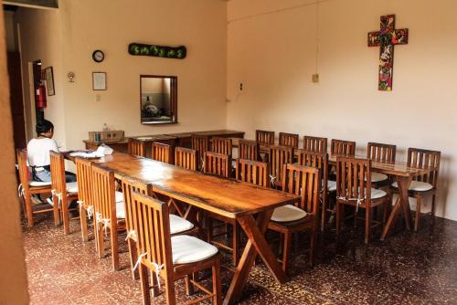 a room with a long wooden table and chairs at Hostal Casa del Sol in Suchitoto