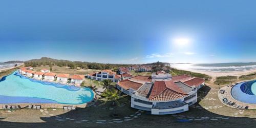 una vista aerea di un resort con piscina di Buzios Beach Resort a Búzios