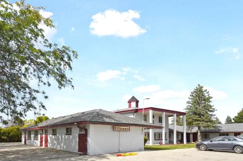 a building with a car parked in front of it at Heidelberg Motel by Capital O Bridgeport Frankenmuth MI Dixie HWY in Bridgeport