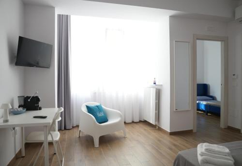Zimmer mit einem Bett, einem Schreibtisch und einem Stuhl in der Unterkunft BlueB&B in Pagani