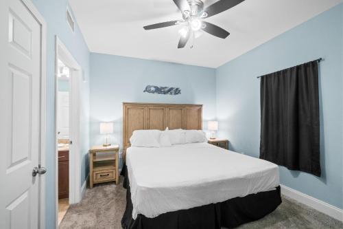 Un pat sau paturi într-o cameră la Laketown Wharf 136