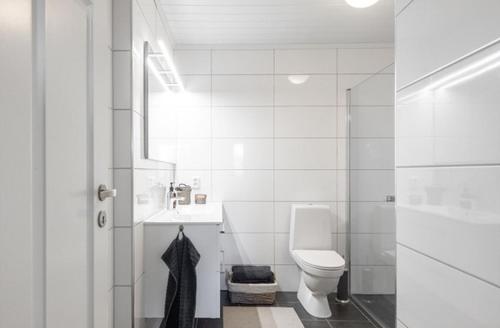 Un baño blanco con inodoro y lavabo. en Mountain Dream, en Vossevangen