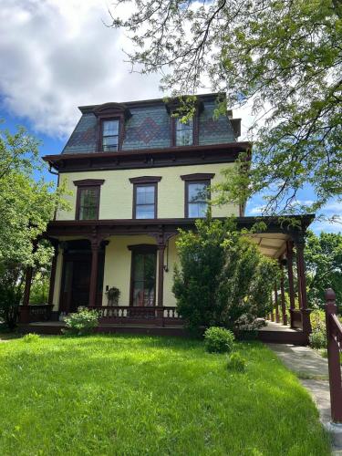 Κήπος έξω από το Gould Swaby Mansion
