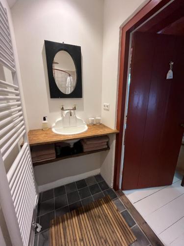 Bilik mandi di BnB Bloesem