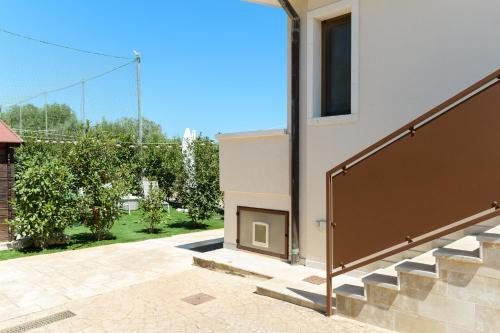 una casa con una escalera exterior y una caja de escalera en Tempo Lento, en Ostuni