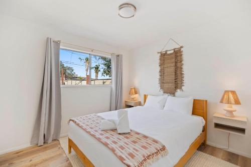 Ένα ή περισσότερα κρεβάτια σε δωμάτιο στο 4BR Desert Home w Pool Hot Tub Firepit Game Room The Quiet Burn by AvantStay