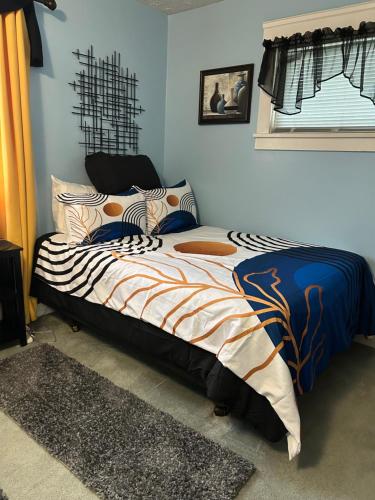 1 dormitorio con 1 cama con manta de cebra en Suite Serenity, en Cleveland