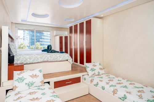 ein kleines Schlafzimmer mit einem Bett und einem Fenster in der Unterkunft L'étoile de Tanger - Jacuzzi - Proche plage & Corniche - Appartement Chic et Moderne - Jusqu'à 8 personnes - AC, WIFI, IPTV in Tangier