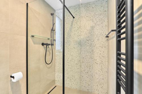 una ducha con puerta de cristal en un baño en Kopřiva by Mountain ways, en Abertamy