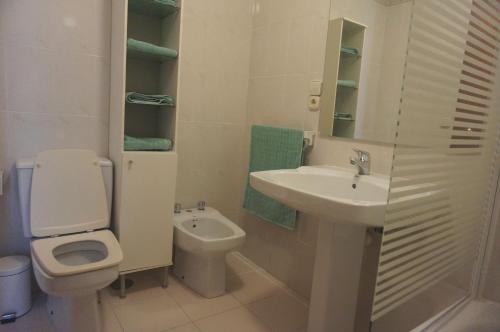 a bathroom with a toilet and a sink at Apartamento Ermitagaña in Pamplona