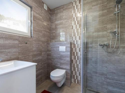 Ένα μπάνιο στο Cottage in Pobierowo near Baltic Beach