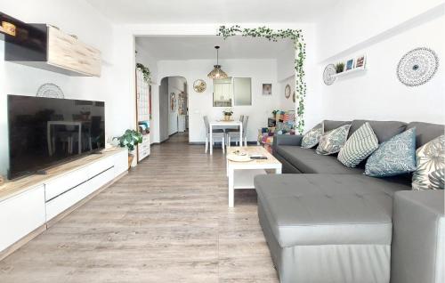 un soggiorno con un divano e una TV di Nice Apartment In Puebla De Farnals a Las Canteras