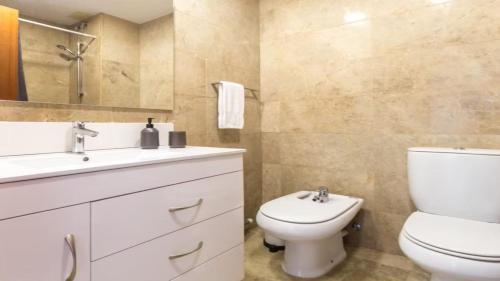 LʼHuezにあるChalet Fontaines Huezのトイレと洗面台を備えた白いバスルーム