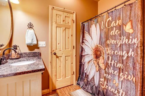 Ένα μπάνιο στο Hot Tub Haven 10 Mi to Hocking Hills State Park!