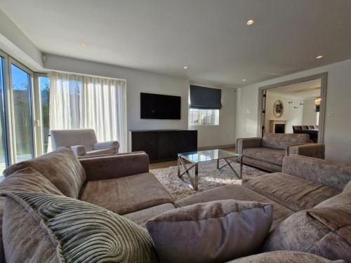 TV a/nebo společenská místnost v ubytování Luxury 5Bed Gated Home in High Beech