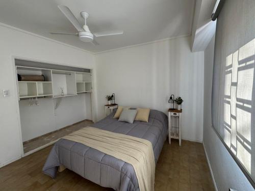 a bedroom with a bed and a ceiling fan at La casa de Lolo in San Antonio de Areco