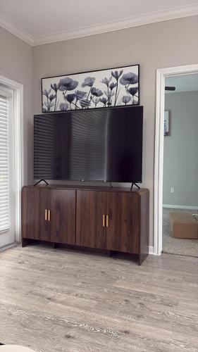 Televiisor ja/või meelelahutuskeskus majutusasutuses Stylish 1BR in Magnolia Easy Access to Woodlands