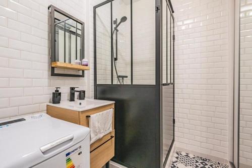 een badkamer met een douche en een wastafel bij El verde in Épernay
