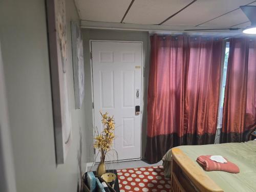 Hidden and comfortable home away from homeにあるベッド