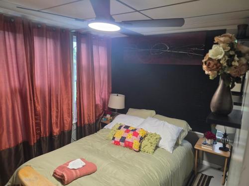 Hidden and comfortable home away from homeにあるベッド